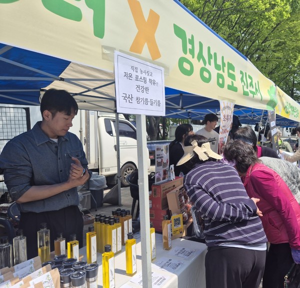 ▲ 2025년 4월 24일 개최된 서초직거래큰장터 진주시 판매 사진.