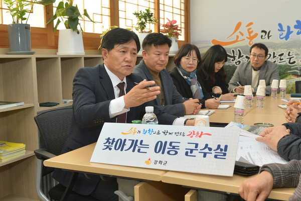 ▲ 주민들과 소통하며 불편 사례들을 청취하는 박용철 군수.