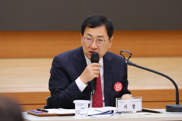 ▲19일 경주시청 알천홀에서 열린 확대간부회의에서 주낙영 경주시장이 APEC 정상회의 성공 개최를 위한 철저한 준비와 조직문화 개선을 주문하고 있다.