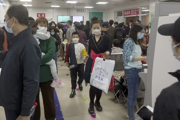 ▲ 호흡기질환 어린이 환자 붐비는 중국 병원. /뉴시스