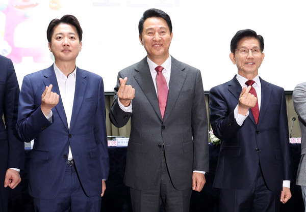 ▲ 오세훈 시장과 함께 손 하트 그리는 김문수-이준석. /뉴시스