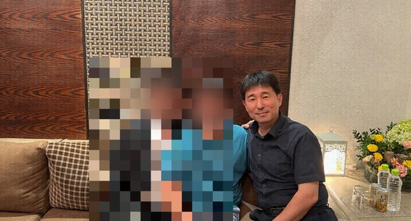 ▲ 더불어민주당이 19일 공개한 지귀연 서울중앙지법 부장판사의 '룸살롱 술접대 의혹' 사진. 사진 민주당 제공. /뉴시스