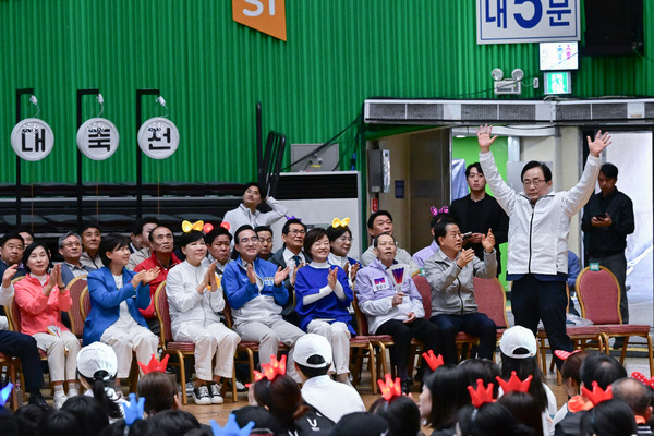 ▲ 김형재 의원이 ‘2025 서울시민체육대축전’ 개회식에 참석하여 선수단 및 시민들에게 인사를 하고 있다.