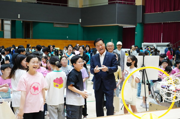 ▲ 성북 돈암 메이킹 축제 현장 방문한 이승로 성북구청장.