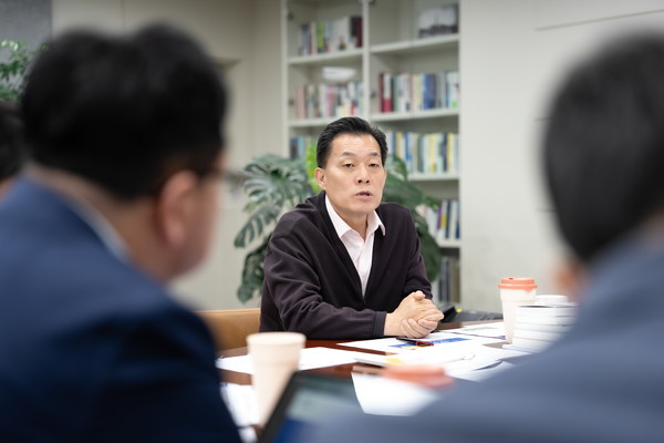▲ 이재준 수원특례시장이 '수원 경제자유구역 종합 추진계획 점검회의'를 주재하고 있다.