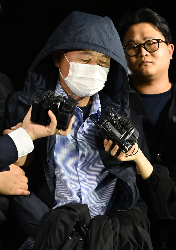 ▲ 시흥시 정왕동에서 2명을 살해하고 2명에게 흉기를 휘둘러 다치게 한 혐의로 긴급체포된 차철남이 19일 오후 경기 시흥경찰서로 압송되고 있다. /뉴시스