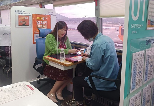 ▲ 옹진군 찾아가는 일자리 희망버스 운영 모습.