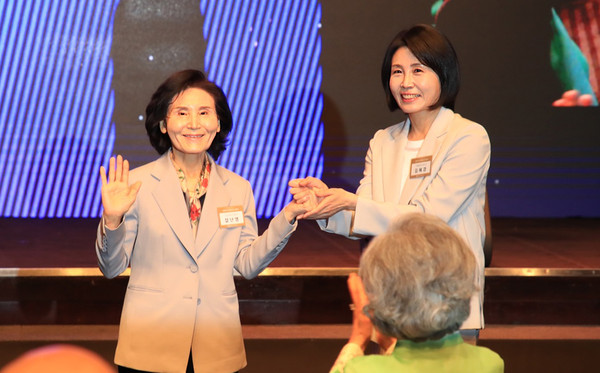 ▲ 이재명 더불어민주당 대선 후보의 부인 김혜경 여사와 김문수 국민의힘 대선후보의 부인 설난영(왼쪽) 여사. /뉴시스