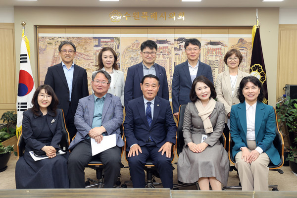 ▲ 수원지원교육장 및 관내 초등학교 간담회 참석자들 기념촬영 모습.