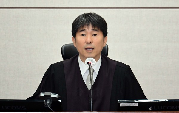 ▲ 지귀연 부장판사가 21일 오전 서울 서초구 서울중앙지법 417호 법정에서 열린 윤석열 전 대통령의 내란 우두머리 혐의 재판을 하기 전 언론 공개에 대한 발언을 하고 있다. /뉴시스