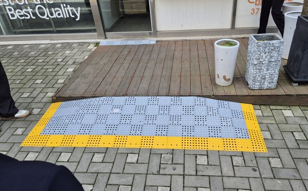 ▲ 동탄치동천상가에 설치된 교통약자를 위한 경사로.