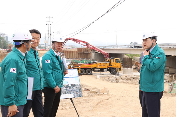 ▲주낙영 경주시장이 2025 APEC 정상회의를 앞두고 기반시설 정비사업 현장을 찾아 공사 추진 상황을 점검하고 있다.
