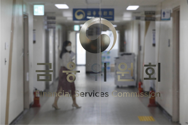 ▲ 서울 종로구 정부서울청사에서 금융위원회 직원들이 업무를 보고 있다. /뉴시스