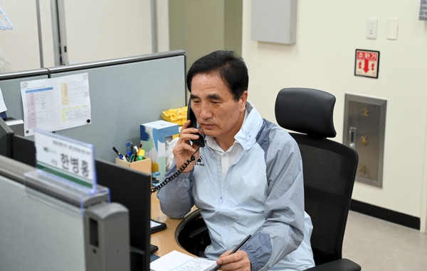 ▲ HU공사 한병홍 사장이 현장 중심의 경영 강화와 소통 활성화를 위해 ‘일일 현장 업무 체험’을 시행중이다. (화성도시공사 제공)