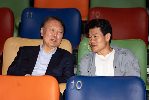 ▲ 전한길 씨와 대화하는 윤 전 대툥령. /뉴시스