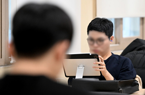 ▲ 지난 1월 25일 오후 광주 북구 전남대학교 중앙도서관에서 학생들이 공부하고 있다. /뉴시스