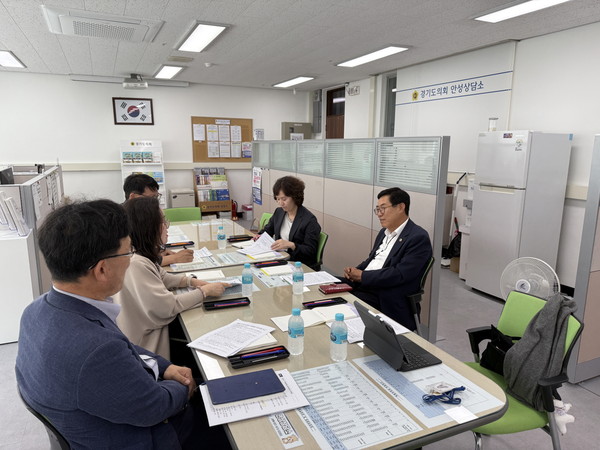 ▲ 박명수 의원이 수자원본부로부터 '평택호 유역 상하류 상생협력 추진사항'에 대해 보고받고 있다.