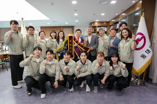 ▲이필형 동대문구청장(보라색 조끼), 유관오 동대문구체육회장(회색 정장)과 생활체육지도자들이 ‘제19회 서울시민체육대축전’ 종합 우승을 축하하며 기념 촬영하고 있다.