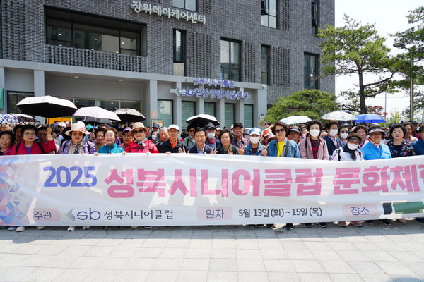 ▲ 이승로 성북구청장이 어르신들의 문화나들이 차량에서 인사말을 하고 있다.