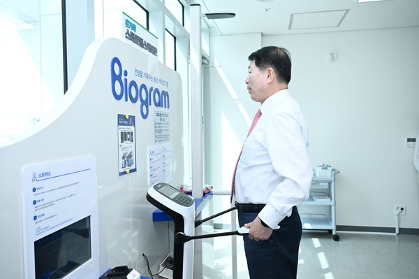 ▲ 백경현 구리시장이 온가족 스마트 헬스케어 시스템을 점검하고 있다.