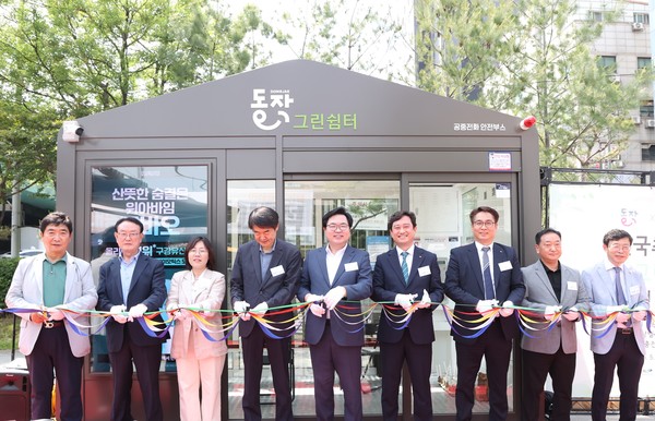 ▲ 지난 21일, 박일하 동작구청장(가운데)을 비롯한 동작구·KT 관계자들이 사당역 8번 출구 교통섬에 조성된 ‘동작그린쉼터’ 개소식에서 커팅식을 하고 있다.
