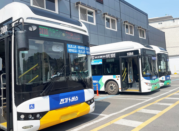 ▲ 광명시 시내버스 운수업체 차고지에서 전기버스가 운행을 준비하고 있다.