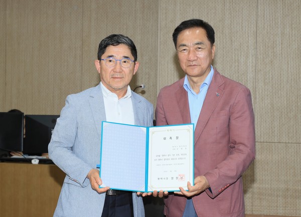 ▲ 정장선 평택시장(오른쪽)과 유범동 위촉직 공동의장(왼쪽).