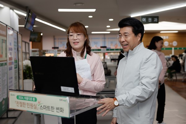 ▲ 지난해 구청사 민원실을 찾은 서강석 구청장이 AI 직원 친절교육을 체험하고 직원과 소통하고 있다.
