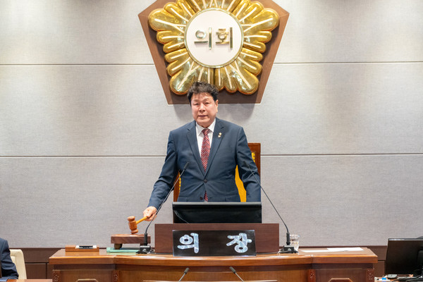 ▲ 타봉 중인 이호귀 의장.