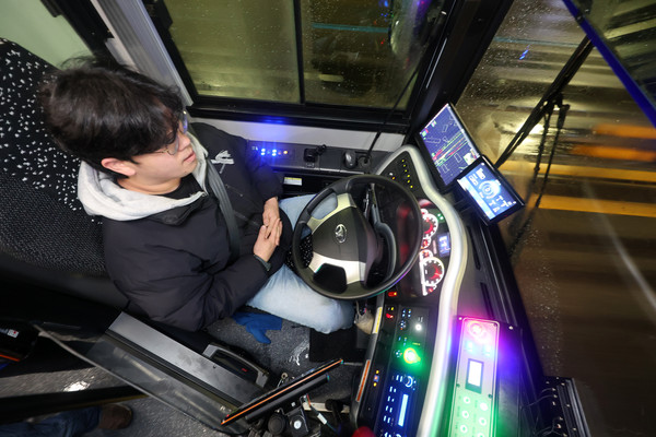 ▲ 서울 도봉구 도봉산역광역환승센터에서 출발한 'A160' 새벽동행 자율주행버스에서 안전관리자가 핸들에서 손을 놓은 채 차량 운행 상태를 살피고 있다. /뉴시스