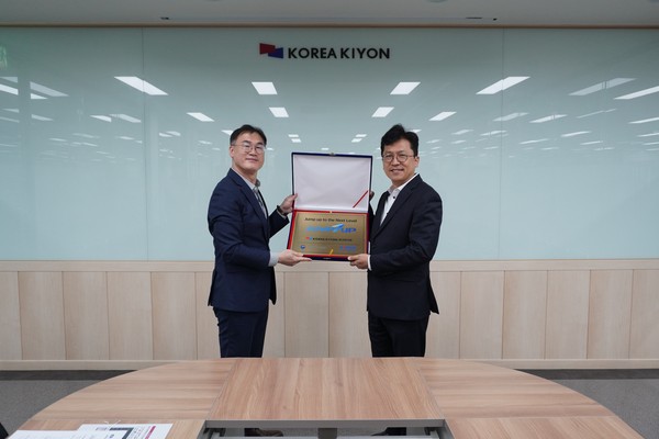 ▲ 이병권 서울중기청장(오른쪽)이 (주)고려기연에 도약 프로그램 선정기업 현판을 수여하고 있다.