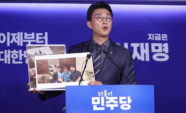 ▲ 노종면 더불어민주당 선거대책위원회 대변인이 19일 오후 서울 여의도 중앙당사에서 ‘지귀연 판사 룸살롱 접대 의혹’ 관련 사진을 공개하고 있다. /뉴시스