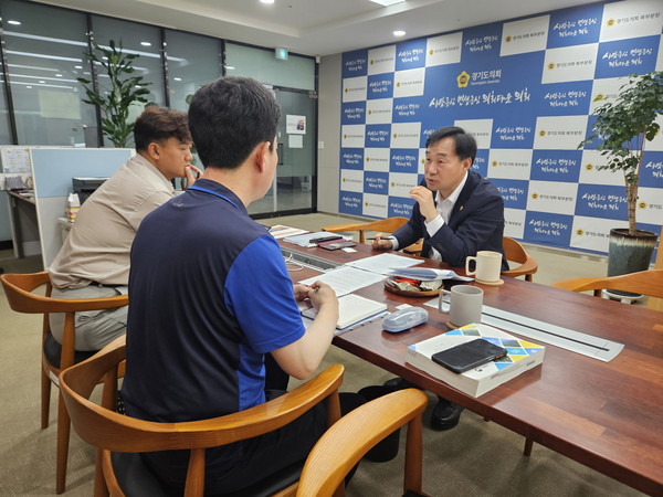 ▲ 윤종영 의원이 경기도 산림녹지과와 간담회를 진행하고 있다.
