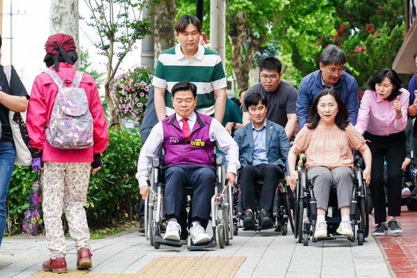 ▲ 장애인 통행 현장 체험 가지는 이필형 동대문구청장.
