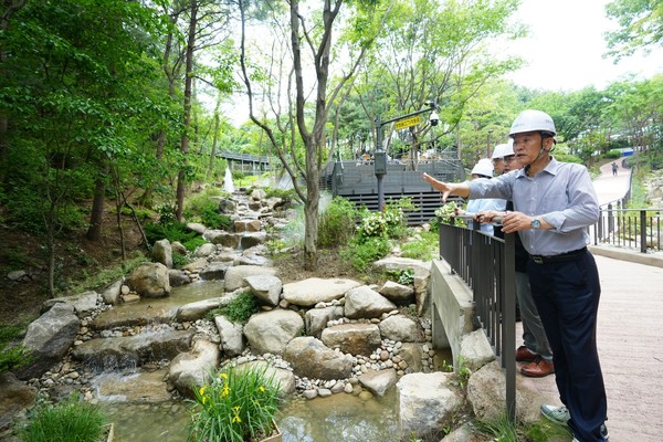 ▲ 이승로 성북구청장(맨 앞)이 21일 오동공원 생태계류원 조성 현장을 방문해 공사 진행 상황을 점검하고 현장 직원을 격려했다.