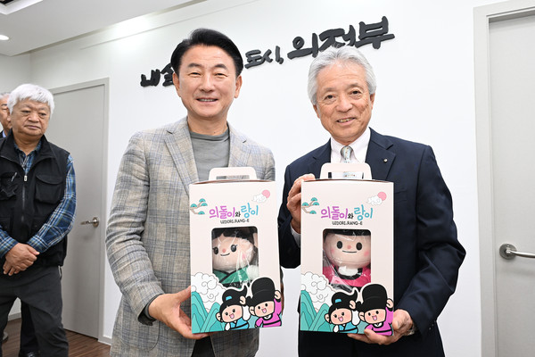 ▲ 김동근 시장(왼쪽)과 시바타시 측 관계자(오른쪽)와 의정부시 마스코트 ‘의돌이와 랑이’ 인형을 들고 기념사진을 찍고 있다.
