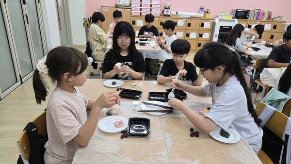 ▲ 연천군 '학교로 찾아가는 개성 식문화 체험교육' 진행 모습.