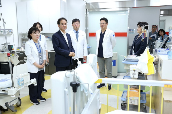 ▲ 이동환 고양특례시장이 일산병원을 방문해 병원 관계자의 설명을 듣고 있다.