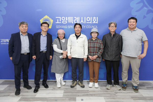 ▲ 김운남 의장(가운데)과 시니어 기자단이 면담 후 기념촬영을 하고 있다.