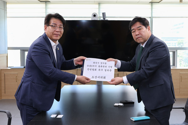 ▲ 전도현 의원이 '화성시 동탄2 유통3부지 물류센터 건립 전면 철회 촉구 결의문'을 경기도 광역교통정책과에 전달하고 있다.