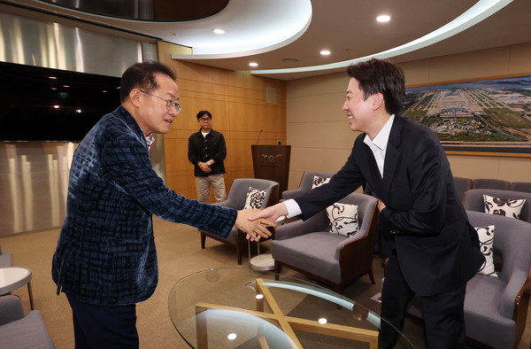 ▲ 이준석 대선후보와 악수하는 홍준표 전 시장. /뉴시스