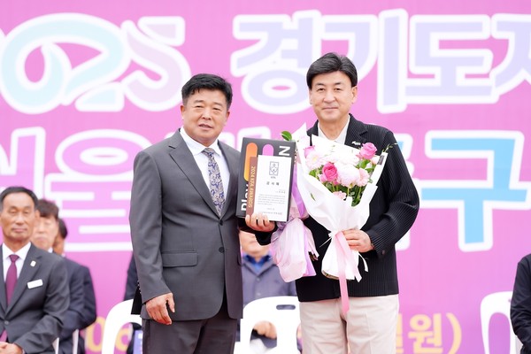 ▲ 방세환 광주시장(오른쪽) '2025 경기도지사기 어울림축구대회' 감사패 수상 모습.