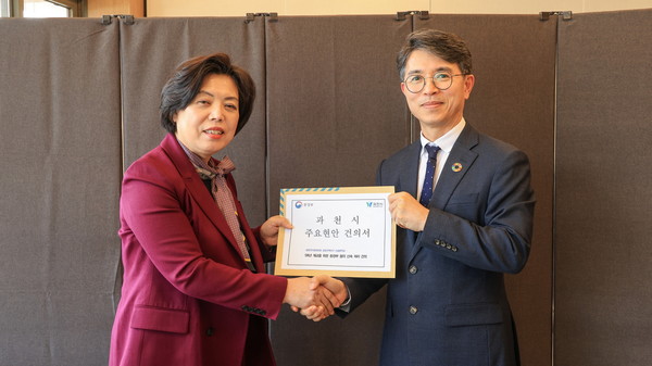 ▲ 지난 4월 1일 지역 현안 논의를 위해 만난 신계용 과천시장(왼쪽)과 김완섭 환경부 장관(오른쪽).