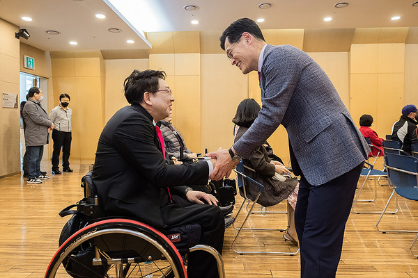 ▲ 지역 장애인과 소통하고 있는 이기재 양천구청장.