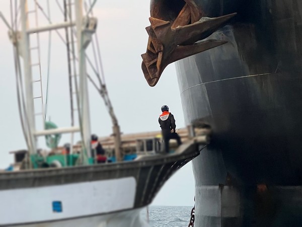 ▲ 26일 오전 군산 옥면 어청도 남동쪽 11㎞ 해상에서 화물선과 어선이 충돌해 해경이 출동해 상황을 점검하고 있다. (사진=군산해경 제공)