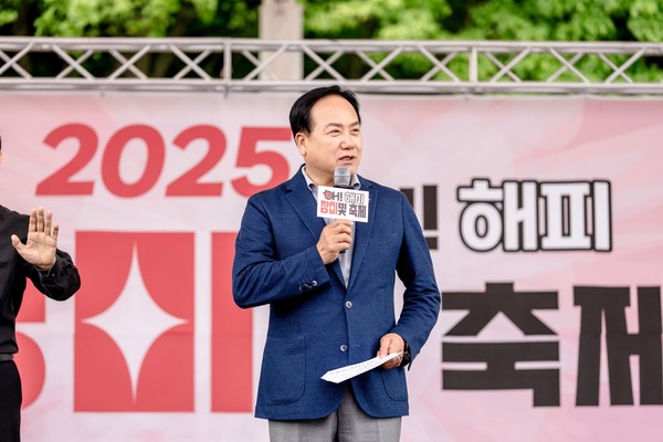 ▲ 이권재 오산시장이 '오! 해피 장미빛 축제'에서 인사말을 하고 있다.