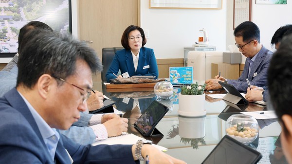 ▲ 김보라 안성시장이 투표 참여 독려를 위한 간부 공무원 회의를 주재하고 있다.