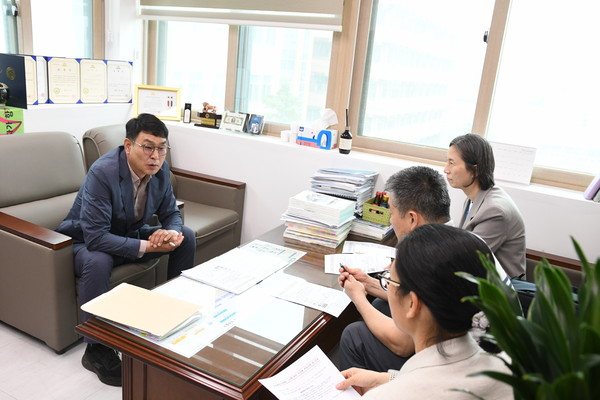 ▲ 김태계 복지건설위원장(왼쪽)이 미추홀구청 관계자들과 '돌봄통합지원법' 시행에 대비한 간담회를 진행하고 있다.