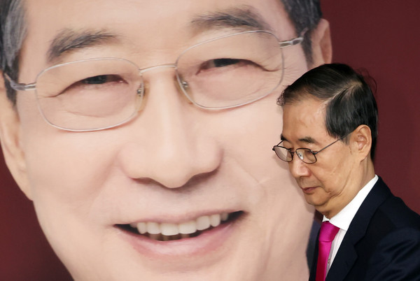 ▲ 한덕수 전 국무총리가 지난 11일 서울 여의도 대선 후보 캠프 사무실에서 기자회견을 하기 위해 발언대로 향하고 있다. /뉴시스
