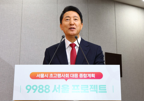 ▲ 오세훈 서울시장이 26일 오전 서울 중구 서울시청 브리핑룸에서 서울시 초고령사회 대응 종합계획 '9988 서울 프로젝트'를 발표하고 있다. /뉴시스